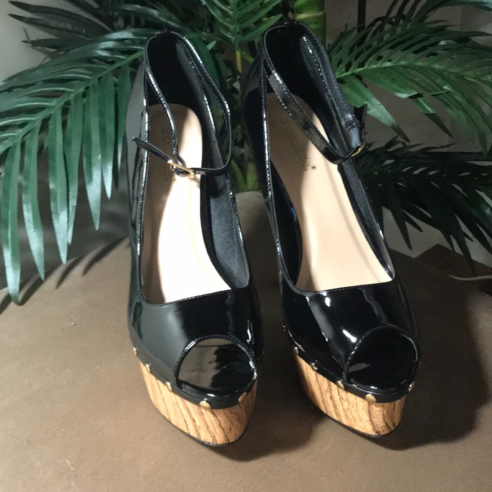Shoe dazzle Nicole platform stiletto  6” heels